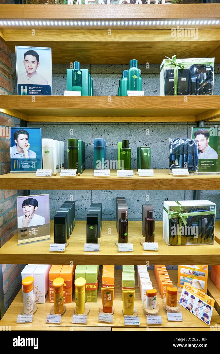 Hong KONG, CINA - CIRCA GENNAIO 2019: Cosmetici in mostra in un negozio della Repubblica Naturale di Hong Kong. Nature Republic è un bran di cosmetici sudcoreani Foto Stock