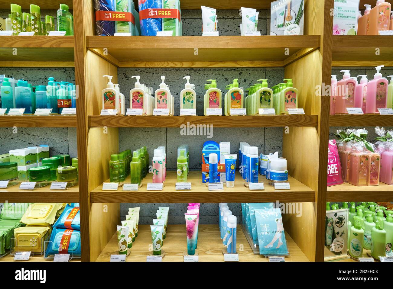 Hong KONG, CINA - CIRCA GENNAIO 2019: Cosmetici in mostra in un negozio della Repubblica Naturale di Hong Kong. Nature Republic è un bran di cosmetici sudcoreani Foto Stock