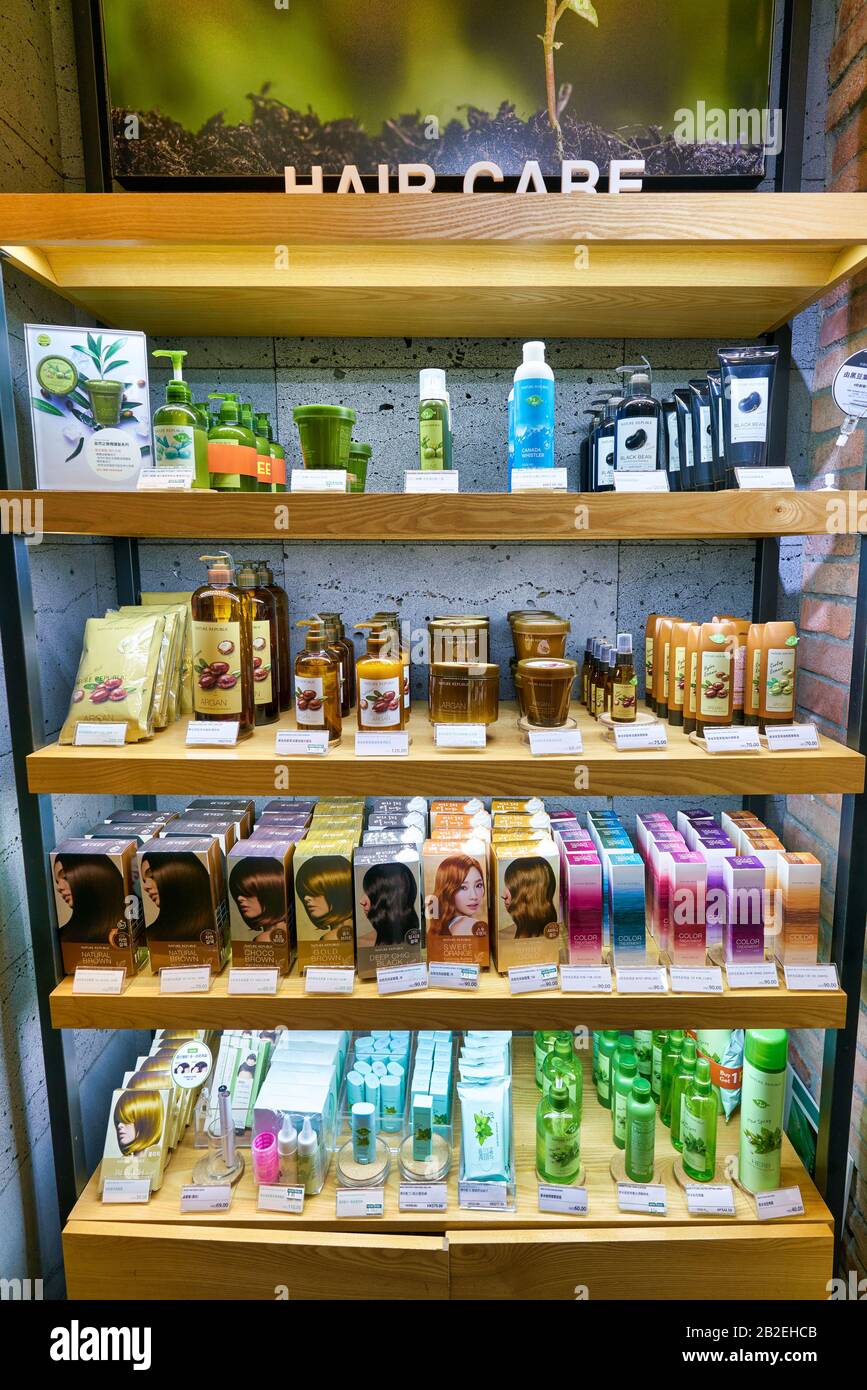 Hong KONG, CINA - CIRCA GENNAIO 2019: Cosmetici in mostra in un negozio della Repubblica Naturale di Hong Kong. Nature Republic è un bran di cosmetici sudcoreani Foto Stock