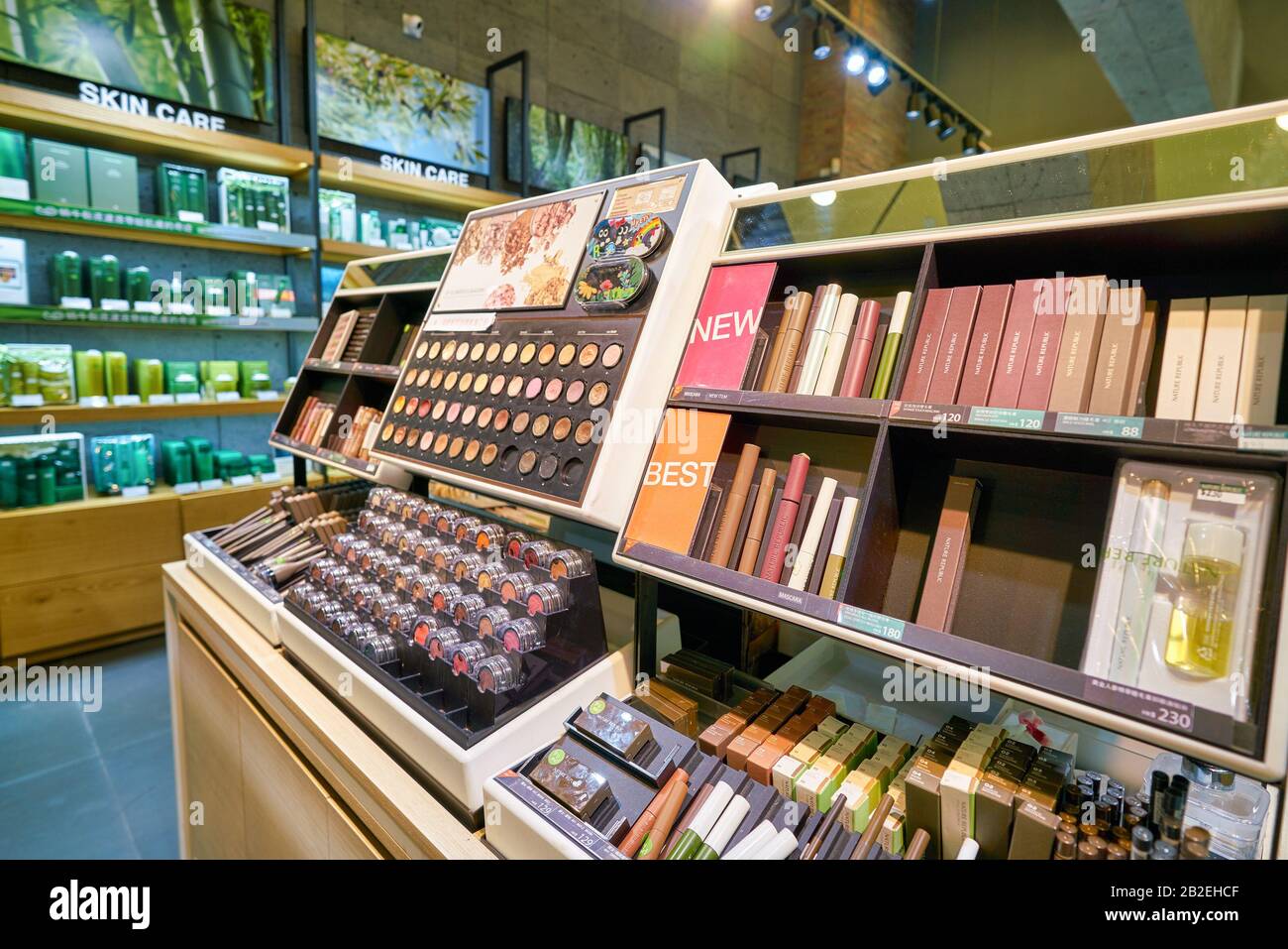 Hong KONG, CINA - CIRCA GENNAIO 2019: Colpo interno di un deposito della Repubblica Naturale a Hong Kong. Nature Republic è un marchio di cosmetici sudcoreani. Foto Stock