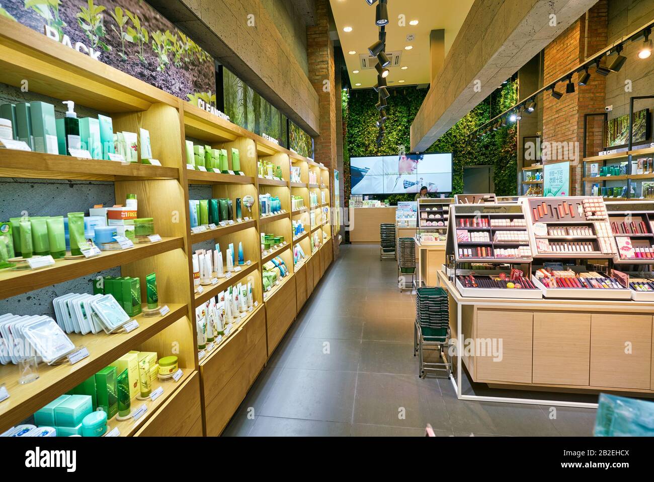 Hong KONG, CINA - CIRCA GENNAIO 2019: Colpo interno di un deposito della Repubblica Naturale a Hong Kong. Nature Republic è un marchio di cosmetici sudcoreani. Foto Stock