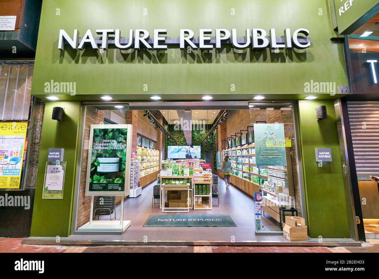 Hong KONG, CINA - CIRCA GENNAIO 2019: Nome del marchio Nature Republic sopra un'entrata del negozio a Hong Kong. Nature Republic è un bran di cosmetici sudcoreani Foto Stock