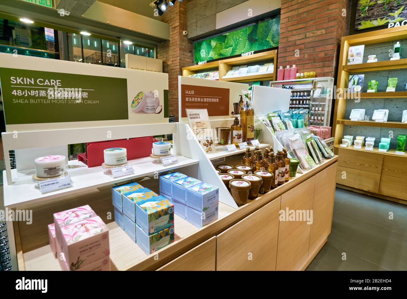 Hong KONG, CINA - CIRCA GENNAIO 2019: Colpo interno di un deposito della Repubblica Naturale a Hong Kong. Nature Republic è un marchio di cosmetici sudcoreani. Foto Stock