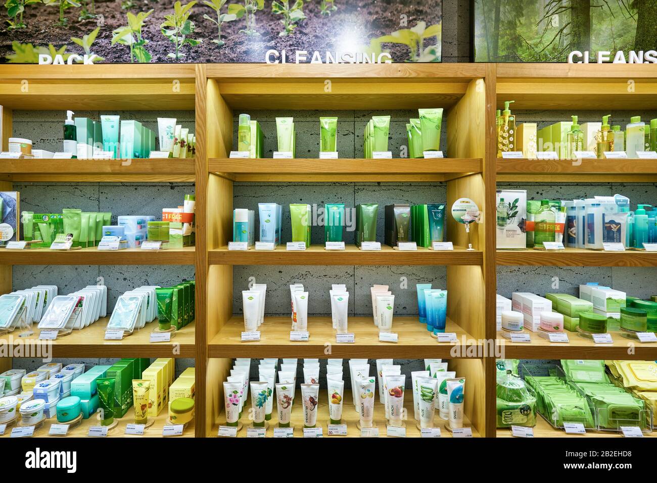 Hong KONG, CINA - CIRCA GENNAIO 2019: Cosmetici in mostra in un negozio della Repubblica Naturale di Hong Kong. Nature Republic è un bran di cosmetici sudcoreani Foto Stock