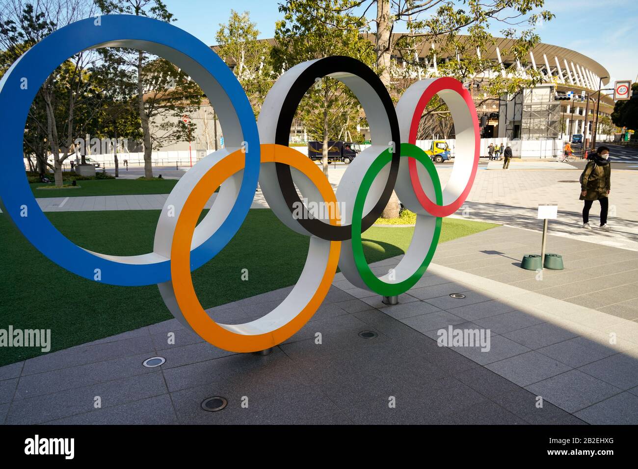 Tokyo, Giappone. 3rd Mar, 2020. Gli anelli Olimpici sono visti sulla base del Museo Olimpico del Giappone. Mentre il numero di casi di coronavirus in Giappone rimane elevato, le persone stanno adottando misure sanitarie di protezione durante l'epidemia. Credito: Aflo/Alamy Live News Foto Stock