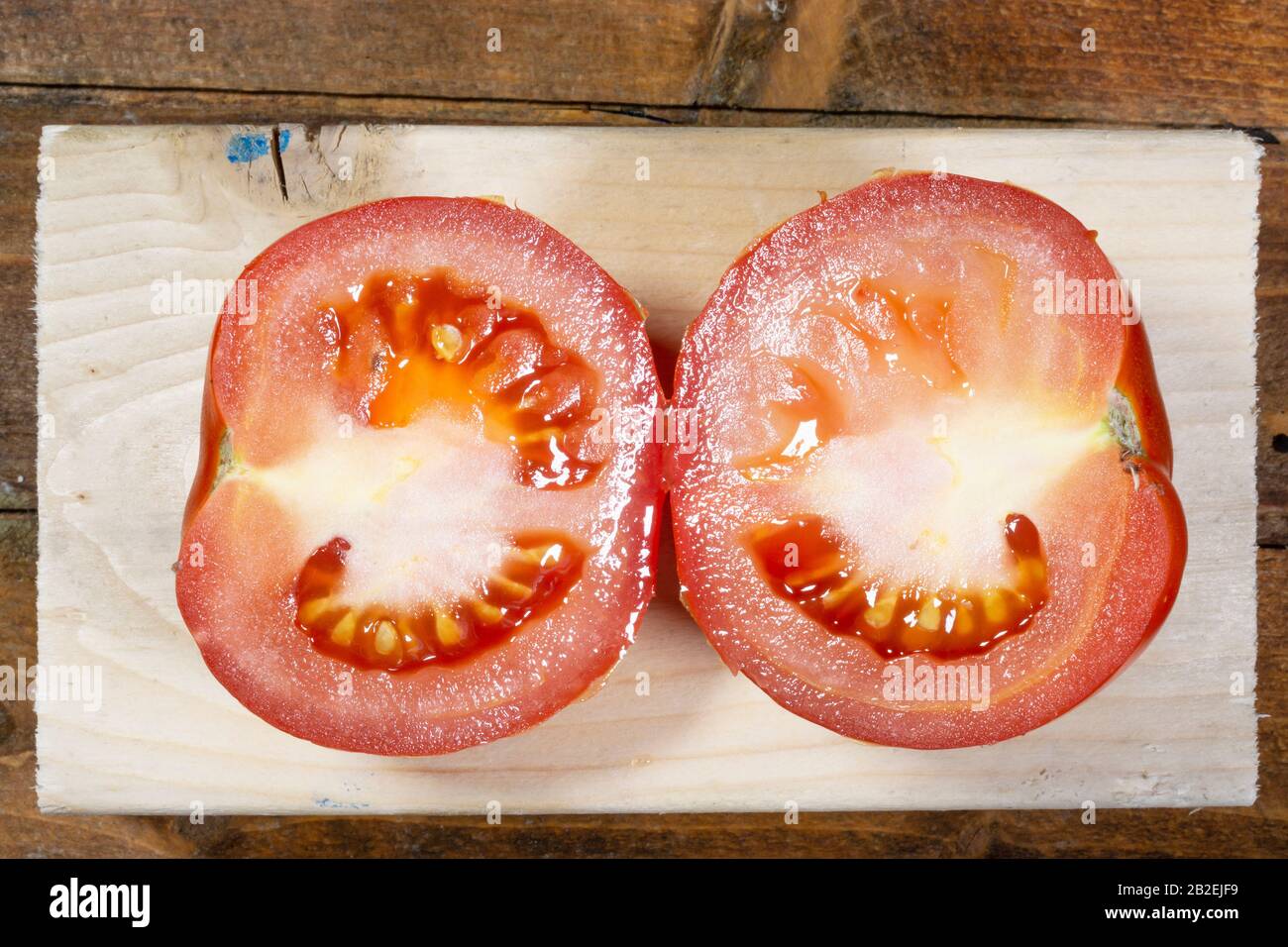 Tomatos freschi su una tavola di legno Foto Stock