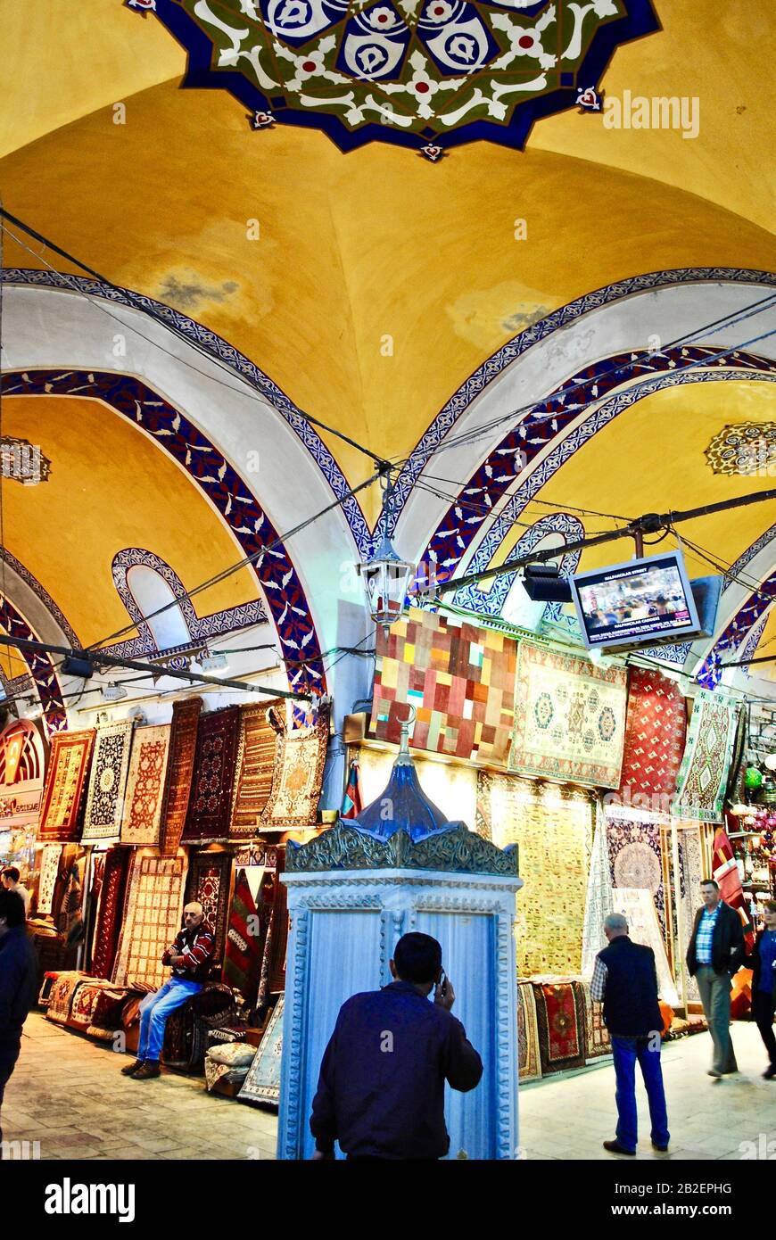 Istanbul, Turchia; Aprile 2013 - tappeti turchi in vendita al Grand Bazaar. Foto Stock