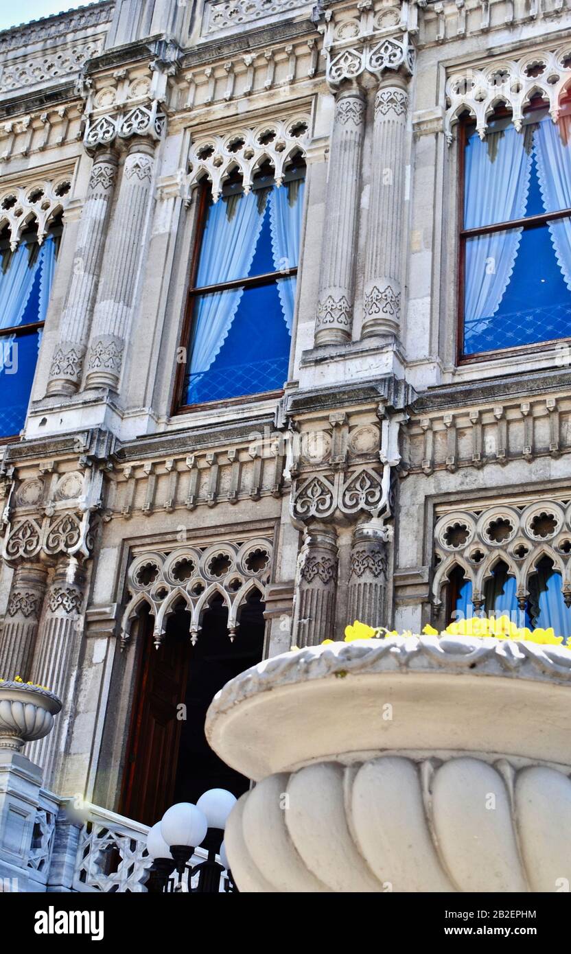 Istanbul, TURCHIA - il Ciragan Palace era un tempo il palazzo dei sultani ottomani ed è ora un hotel di lusso. Ingresso esterno decorato con scala Foto Stock