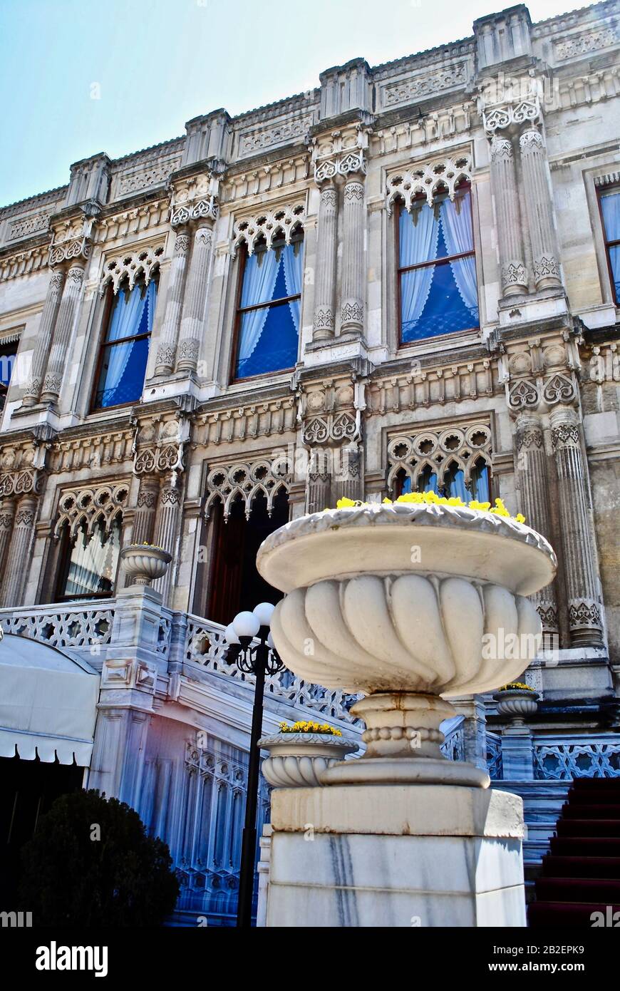 Istanbul, TURCHIA - il Ciragan Palace era un tempo il palazzo dei sultani ottomani ed è ora un hotel di lusso. Ingresso esterno decorato con scala Foto Stock