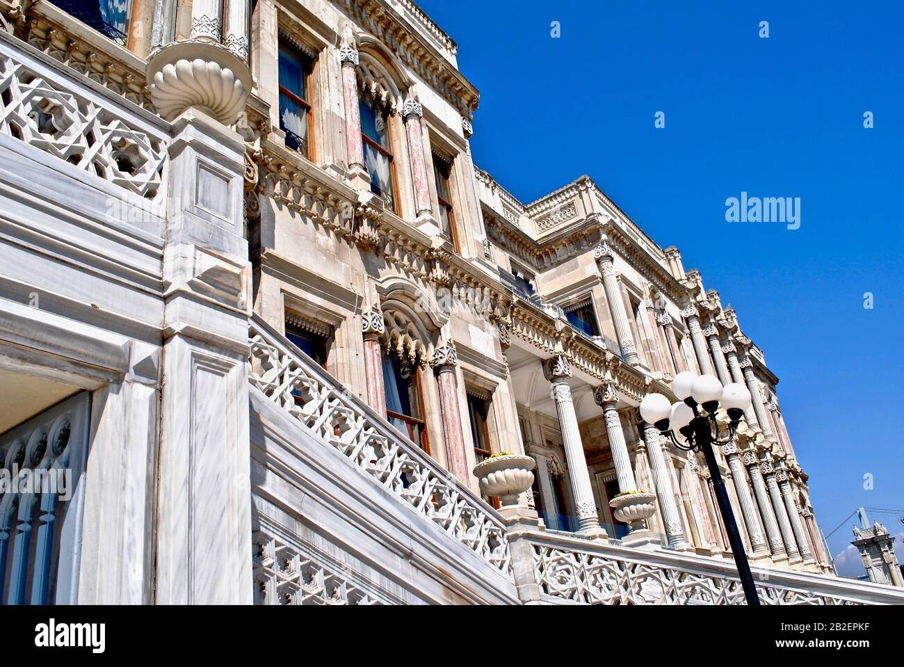 Istanbul, TURCHIA: Il Palazzo Ciragan era un tempo il palazzo dei sultani ottomani ed è ora un hotel di lusso. Ingresso esterno decorato con scala. Foto Stock