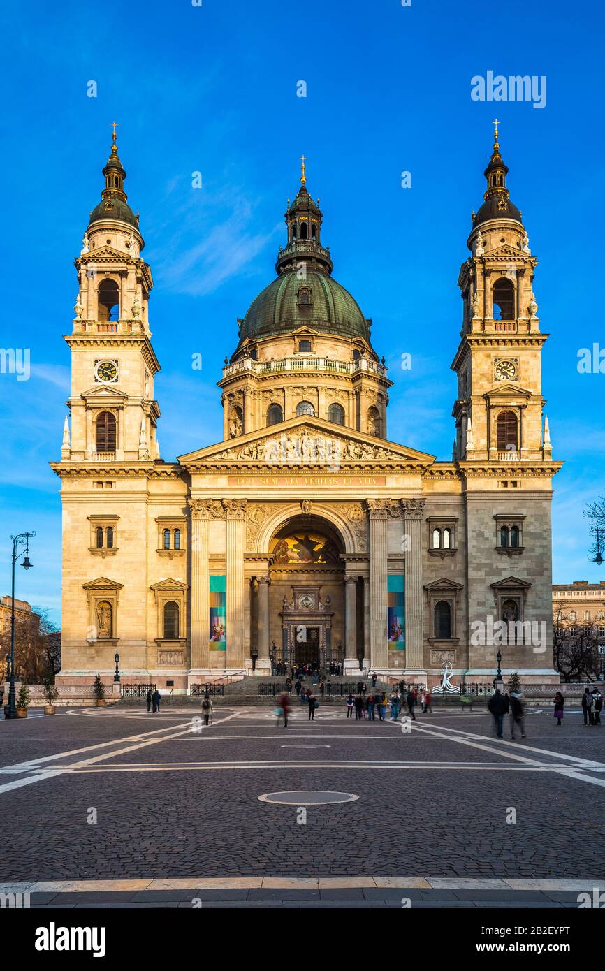 Budapest, Ungheria - colori Caldi sulla Basilica di Santo Stefano al tramonto con cielo blu chiaro in inverno Foto Stock