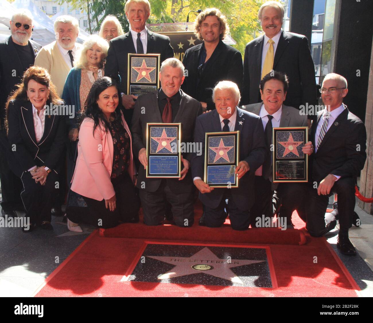 23 febbraio 2020, Hollywood, California, USA: I16092CHW.Hollywood Chamber Of Commerce Honor The Lettermen With Star On The Hollywood Walk Of Fame .1765 Vine Street, Los Angeles, California, USA .24/02/2020 .DONNY PIKE, GARY PIKE, CONNIE STEVENS, DONOVAN TEA, DARREN DOWLER, DONELLE DADIGAN, RANA GHADBALA, TONY BULLA, ROB BALA, ROB BULLA, Bobby POYNTON E MITCH o'FARRELL .Â©Clinton H.Wallace/Photomundo International/ Photos Inc (Credit Image: © Clinton Wallace/Globe Photos via ZUMA Wire) Foto Stock