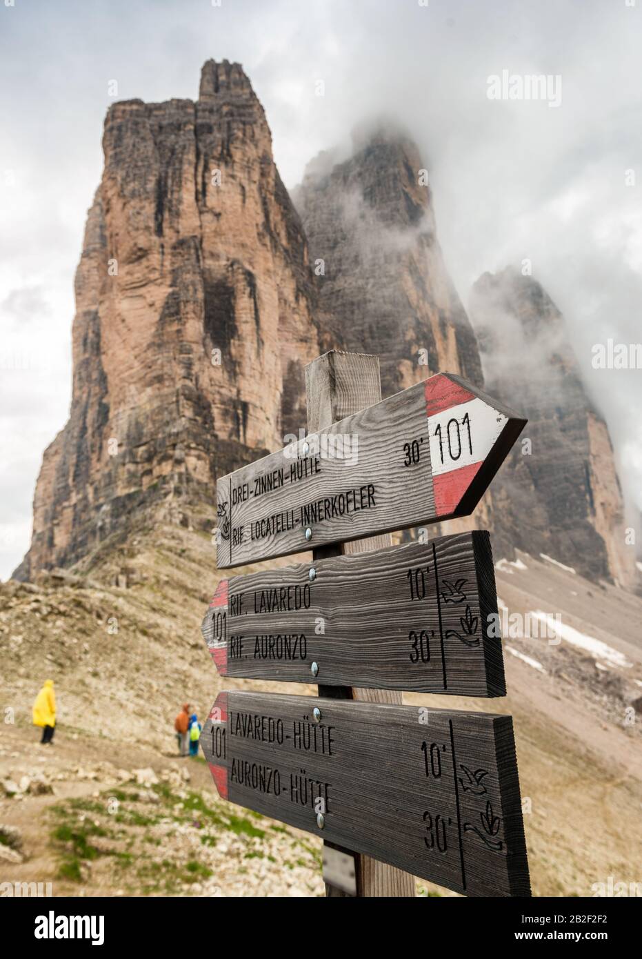 Tre Cime del sentiero di Lavaredo. Segni e montagne, Dolomiti - Italia. Foto Stock