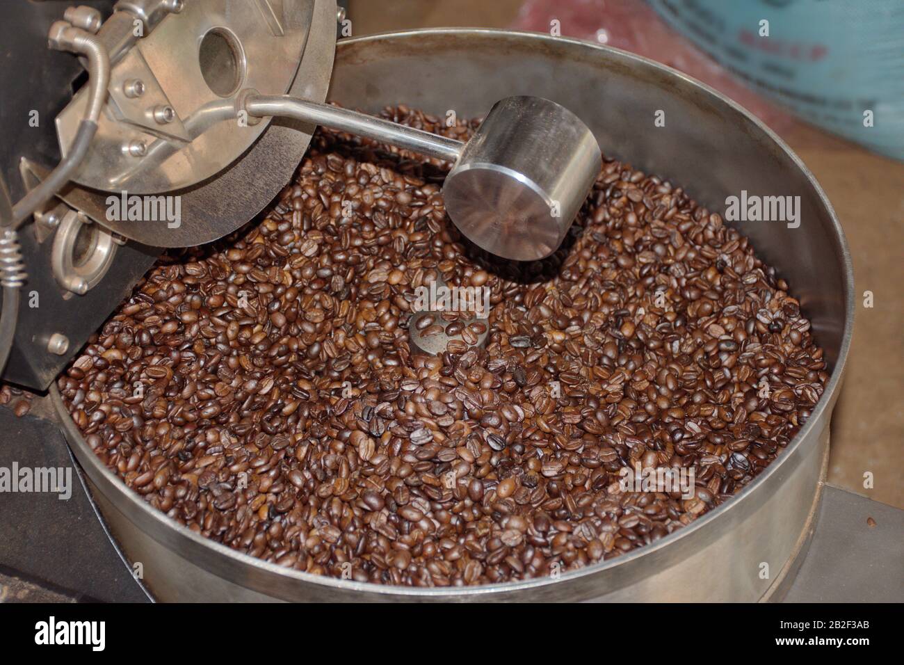 Mescolare e tostare i chicchi di caffè Foto Stock