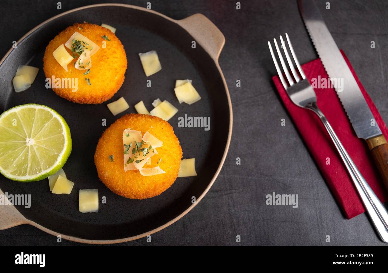 Crocchette fatte in casa con formaggio al limone e un bicchiere di vino rosso. Foto Stock