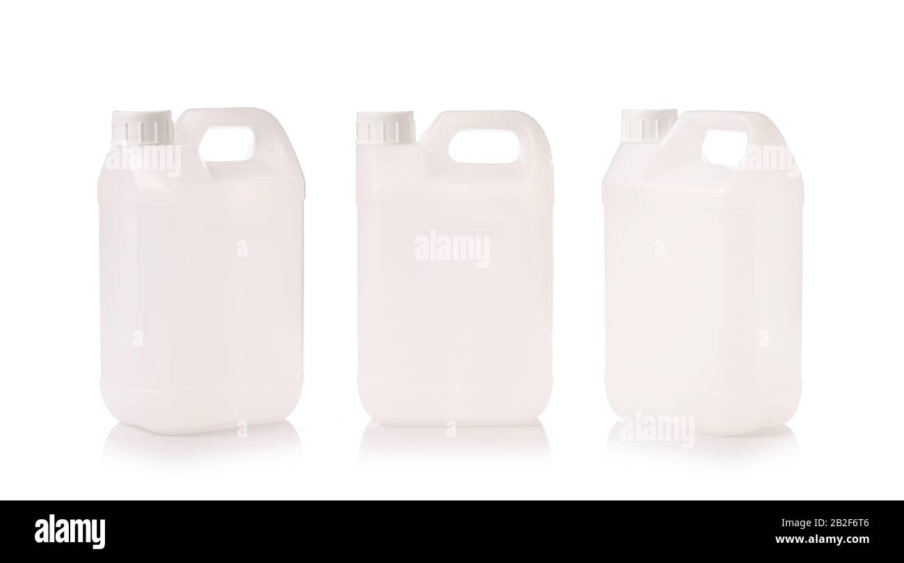 Contenitore bianco vuoto per bottiglie in plastica. Studio girato isolato su sfondo bianco Foto Stock