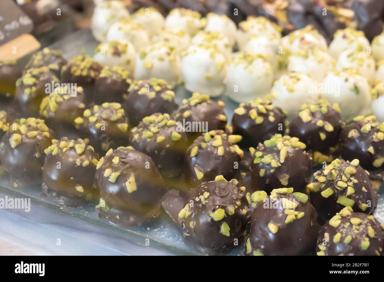 Caramelle al pistacchio Cholocate in un negozio di pasticceria greca ad atene Foto Stock