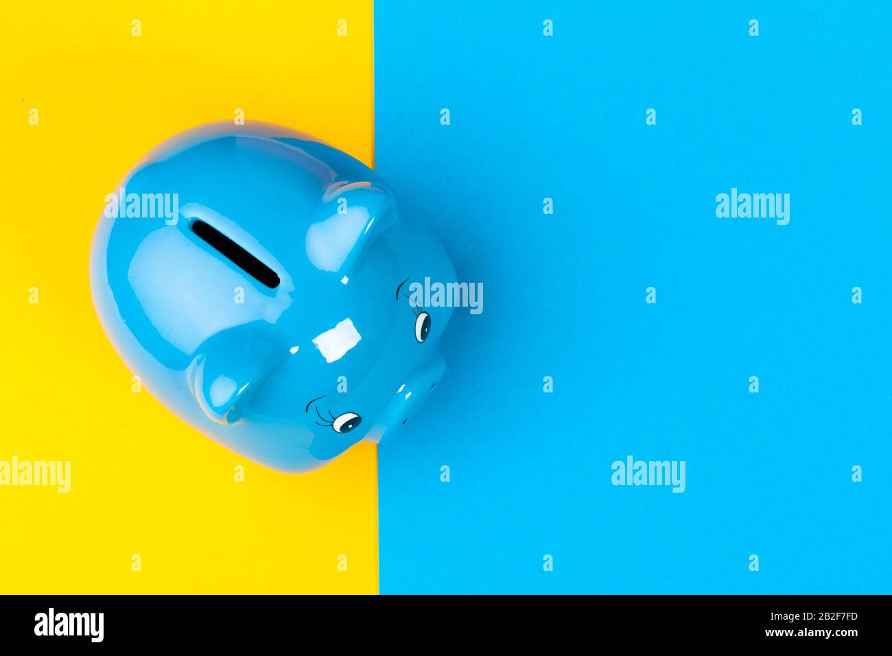 Scatola blu salvadanaio su sfondo luminoso Foto Stock