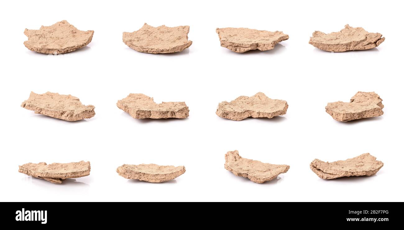 Pezzo di terra cracked peeling dal fiume in stagione di siccità isolato su sfondo bianco Foto Stock