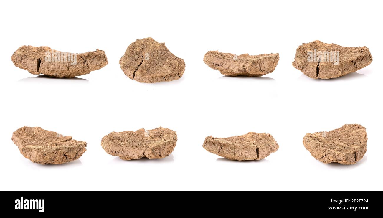 Pezzo di terra cracked peeling dal fiume in stagione di siccità isolato su sfondo bianco Foto Stock