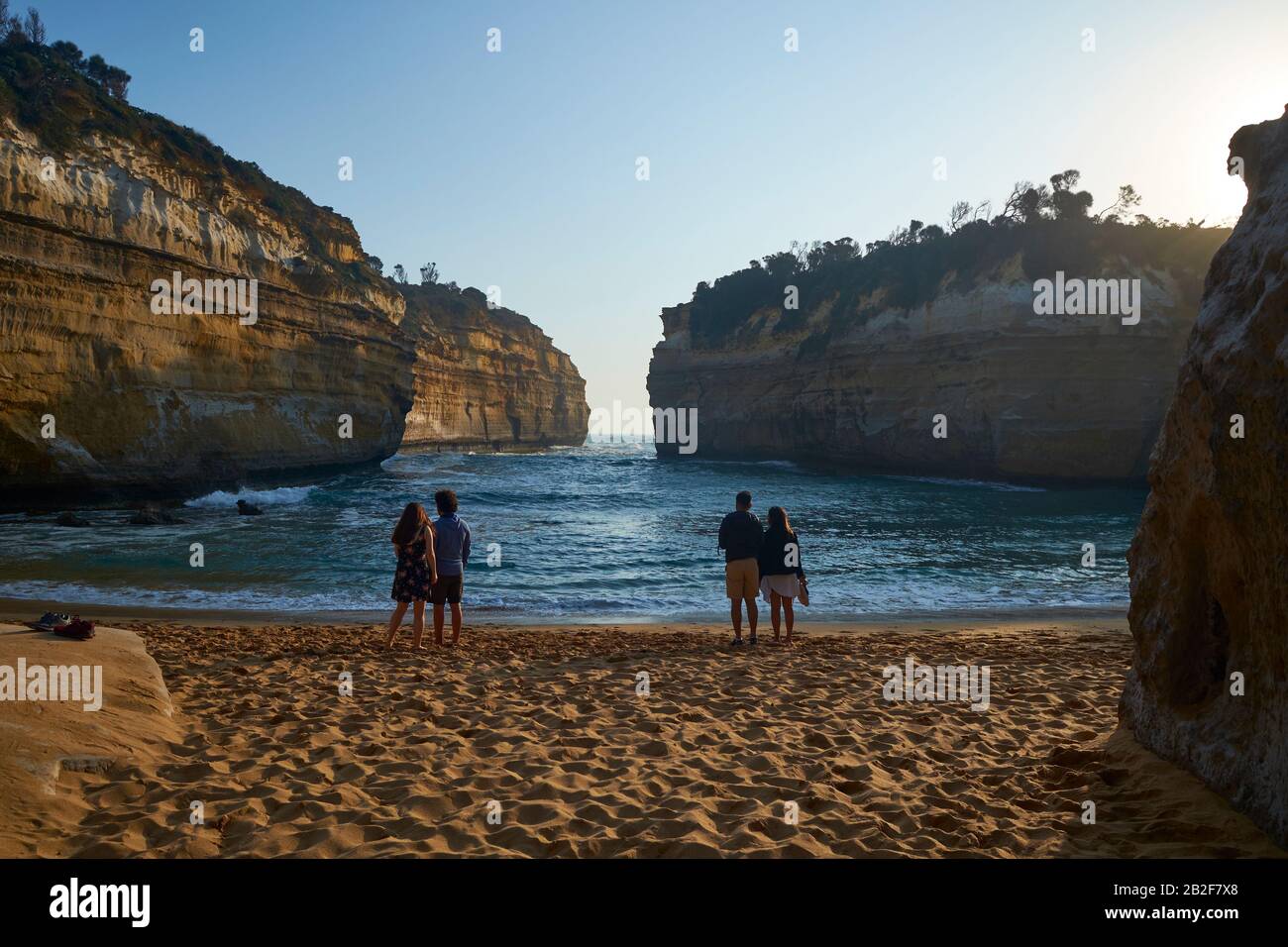 Coppie che si godono il tramonto sul litorale. A Loch Ard Gorge Lungo La Great Ocean Road, Victoria, Australia. Foto Stock