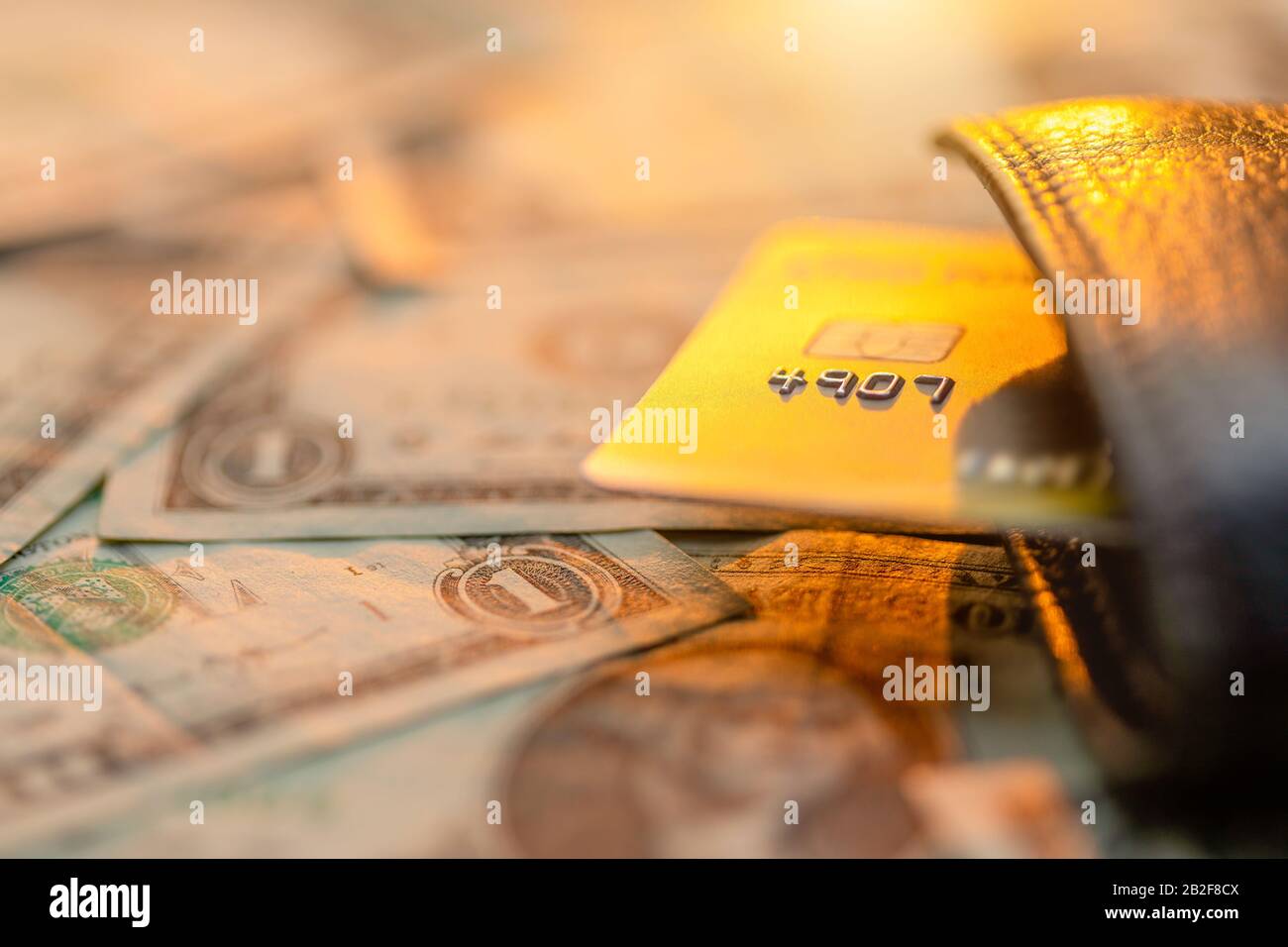 Chiudi la carta di credito nel portafoglio in pelle nera sulla banconota da dollaro statunitense. Per il concetto di business e finanziario Foto Stock