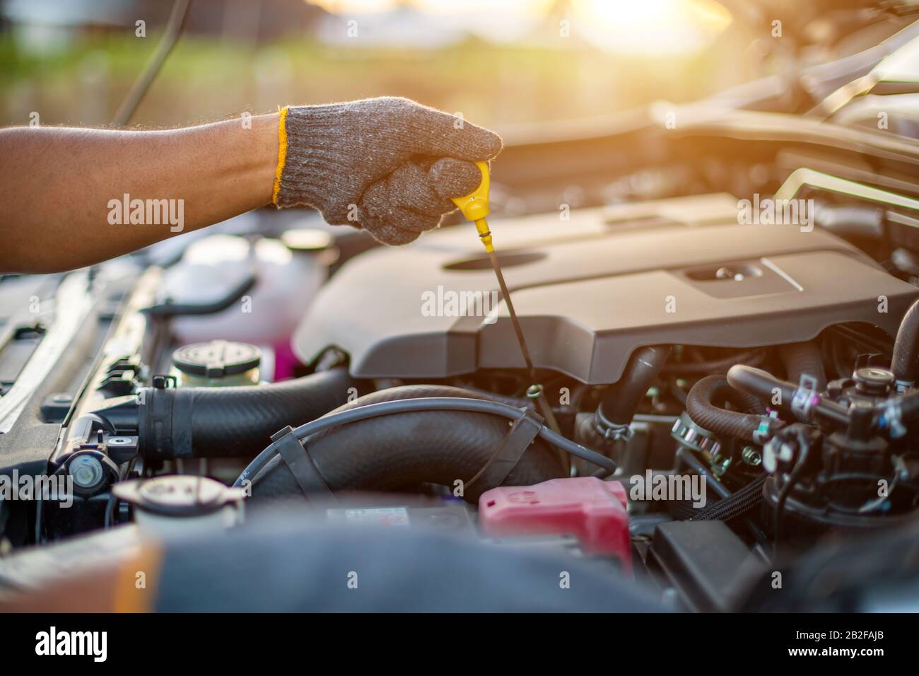 Concetto di assistenza e manutenzione dell'automobile : Manuale di tecnico che controlla o ripara il motore dell'automobile moderna Foto Stock