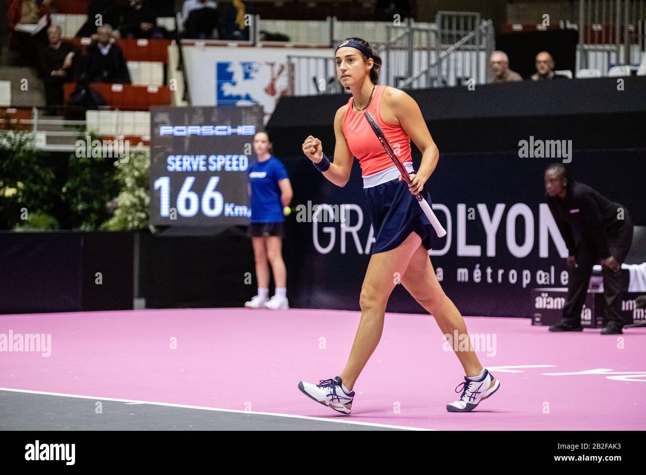 Il 02/03/2020, Gerland, Lyon, Auvergne-Rhône-Alpes, Francia. Prima edizione del torneo femminile di tennis "l'Open 6ème Sens" al Palais des Sports Foto Stock