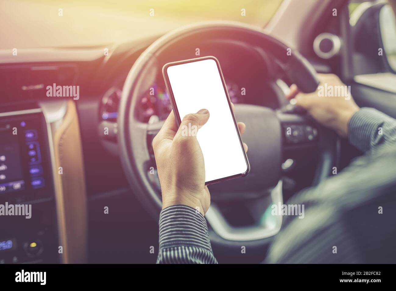 Uomo guida moderna SUV auto sulla strada. Mano sul volante. Vista dal retro Foto Stock