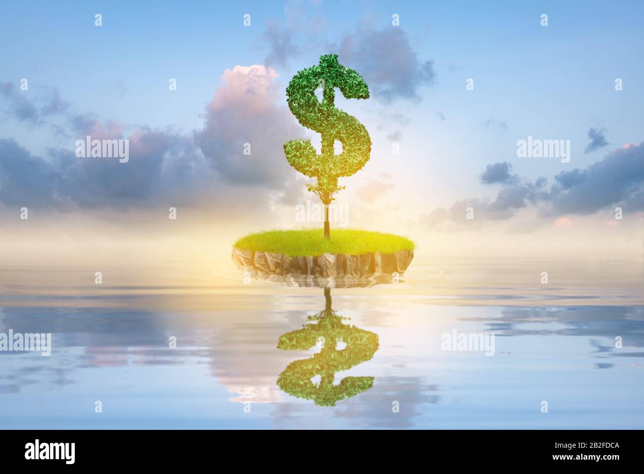 Dollaro verde albero sull'isola con riflessione in acque tranquille dell'oceano. Paesaggio naturale con prato estivo e cielo blu. Ecosistema amichevole per Foto Stock