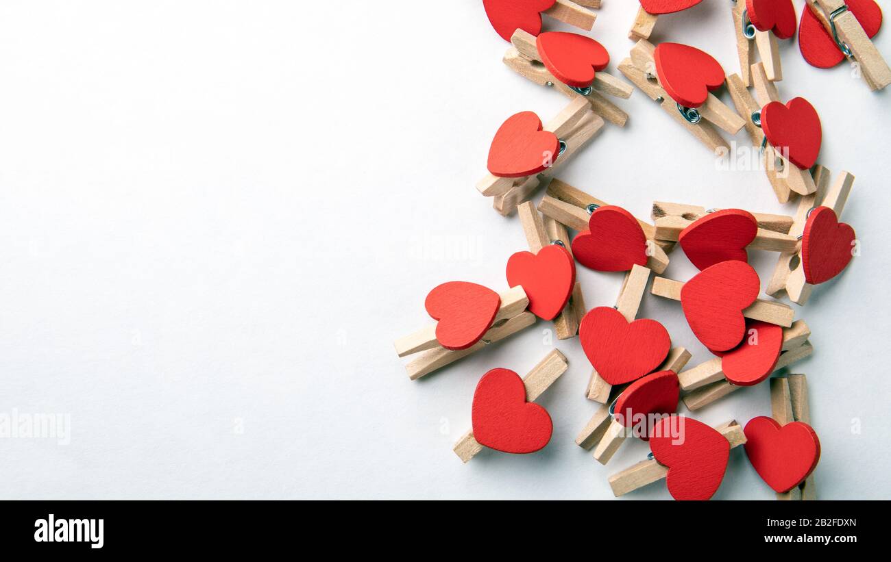 Clip in legno con cuore rosso. Sfondo bianco con spazio di copia. Forniture Per Ufficio Foto Stock