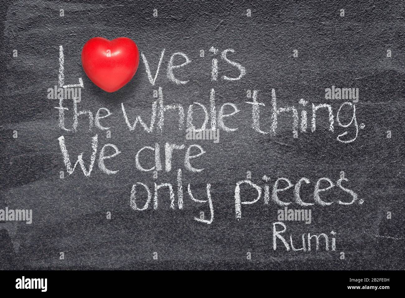 L'amore è tutta la cosa - antico poeta e filosofo persiano Rumi citazione  scritta su lavagna con il simbolo del cuore rosso invece di o Foto stock -  Alamy