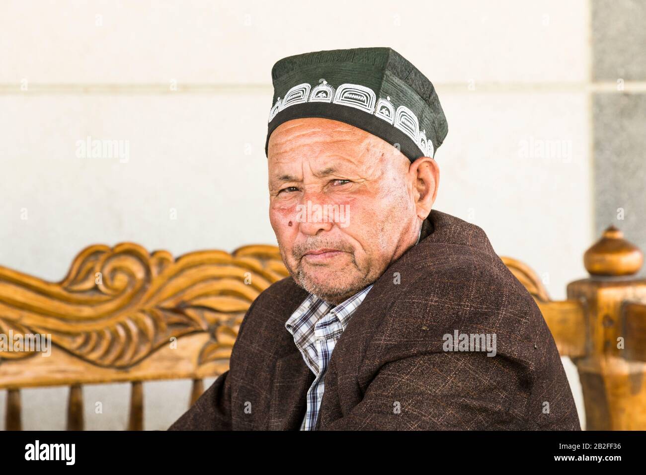 Uomo locale al ristorante, M39 strada, Qashqadaryo Regione, Uzbekistan, Asia centrale, Asia Foto Stock