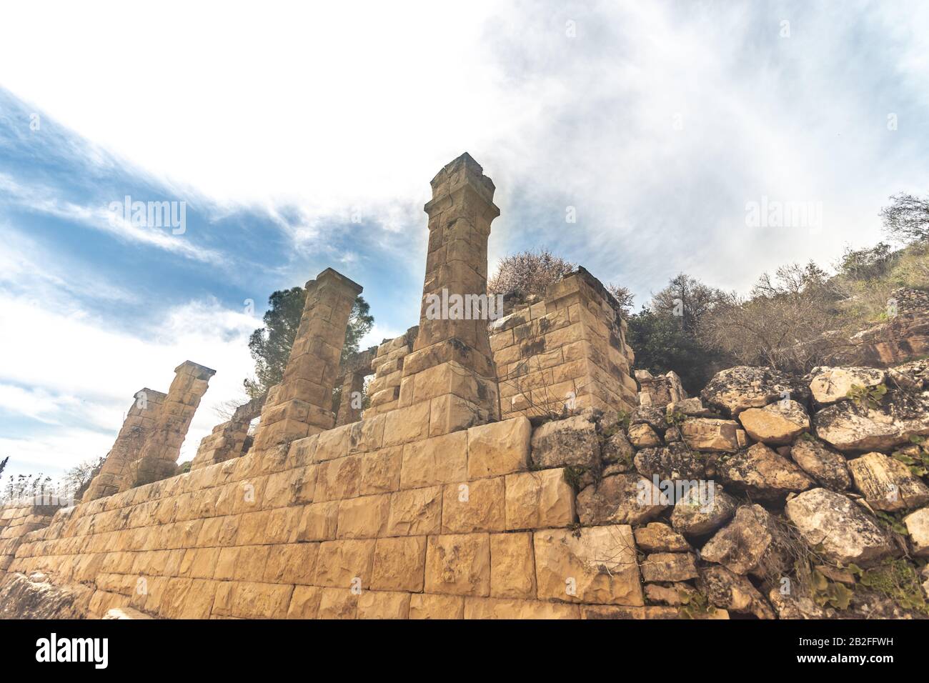 Le rovine e le strutture Della Riserva naturale del sattaf nella foresta di Gerusalemme. Sataf era un villaggio palestinese nel Depopulato Del Subdistretto di Gerusalemme Foto Stock