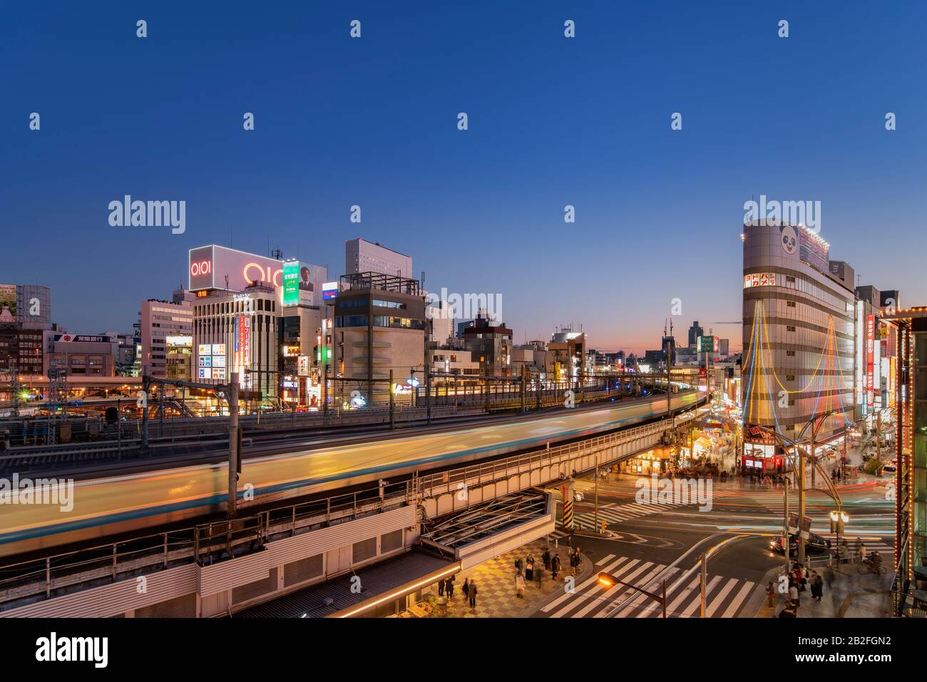Tokyo, giappone - 02 gennaio 2020: Vista ad alto angolo di Ueno Park Street, dominata dalle linee ferroviarie Yamanote e che conduce alla strada turistica di Foto Stock