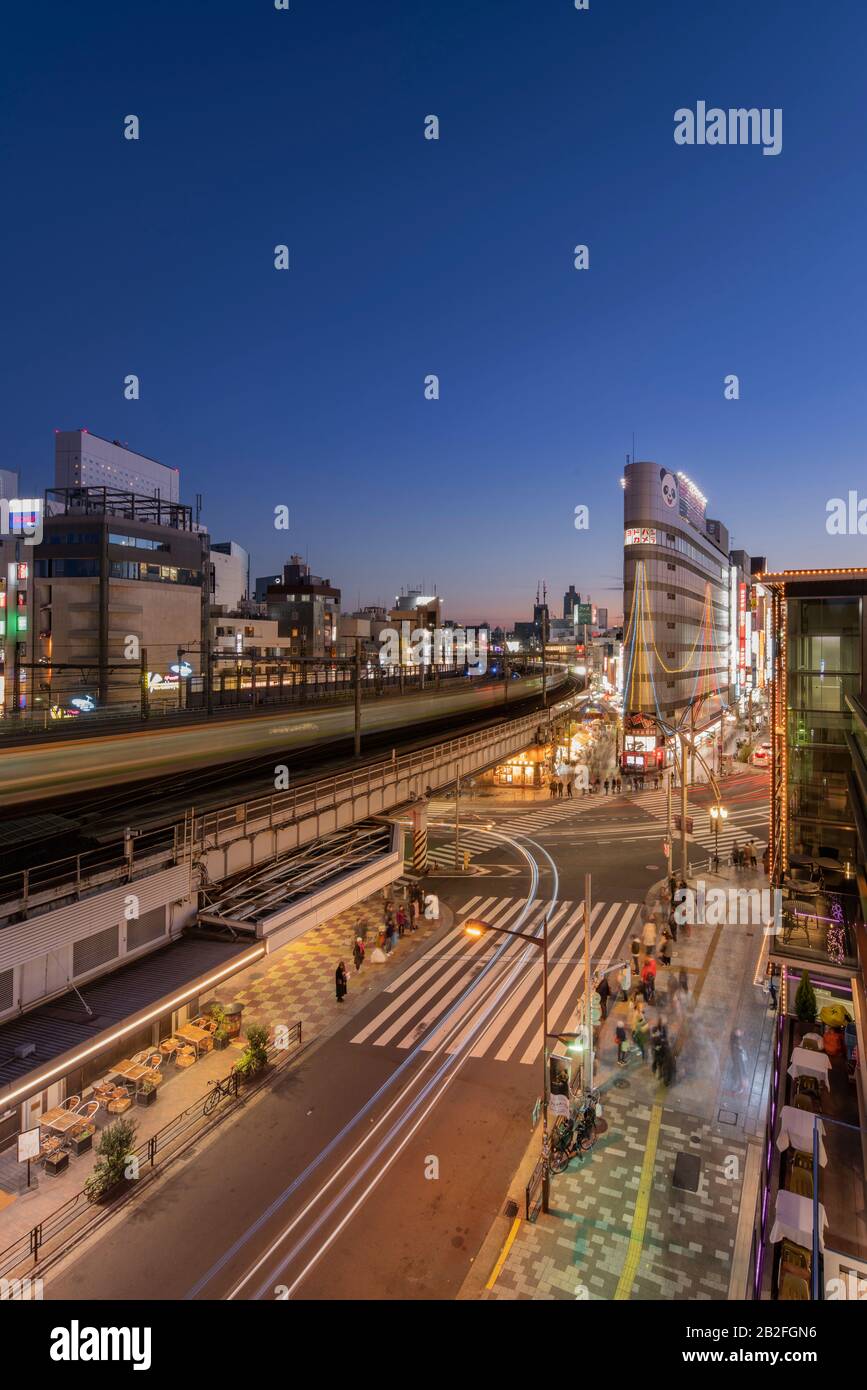 Tokyo, giappone - 02 gennaio 2020: Vista ad alto angolo di Ueno Park Street, dominata dalle linee ferroviarie Yamanote e che conduce alla strada turistica di Foto Stock