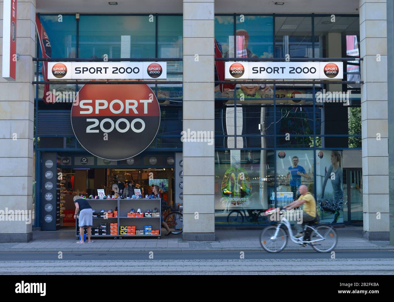 Sport 2000, Ernst-Reuter-Allee, Magdeburg, Sachen-Anhalt, Deutschland Foto Stock