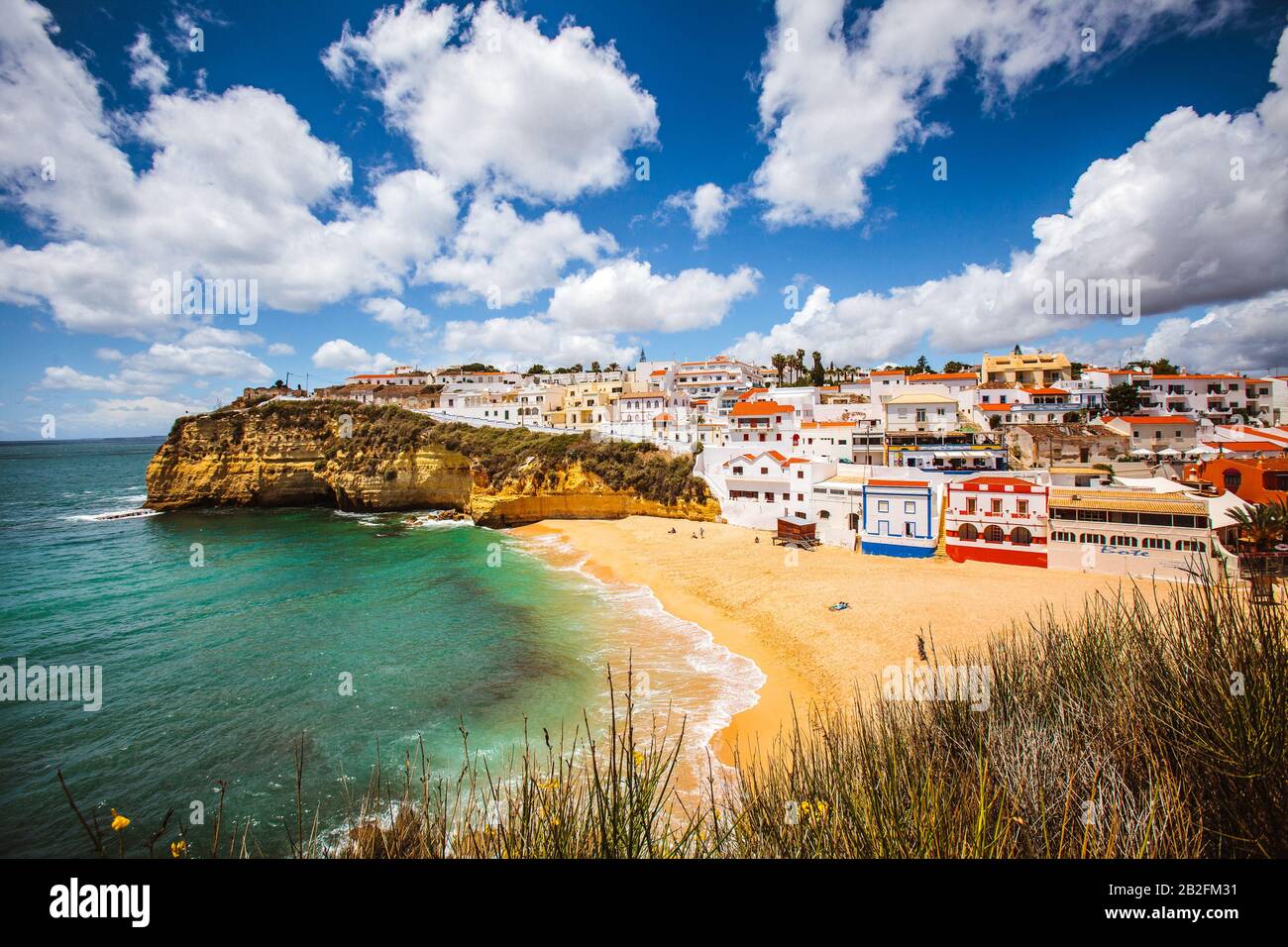 Vista di Carvoeiro sull'Algarve in Portogallo. Un cielo perfetto su una soleggiata e colorata città sul mare Foto Stock