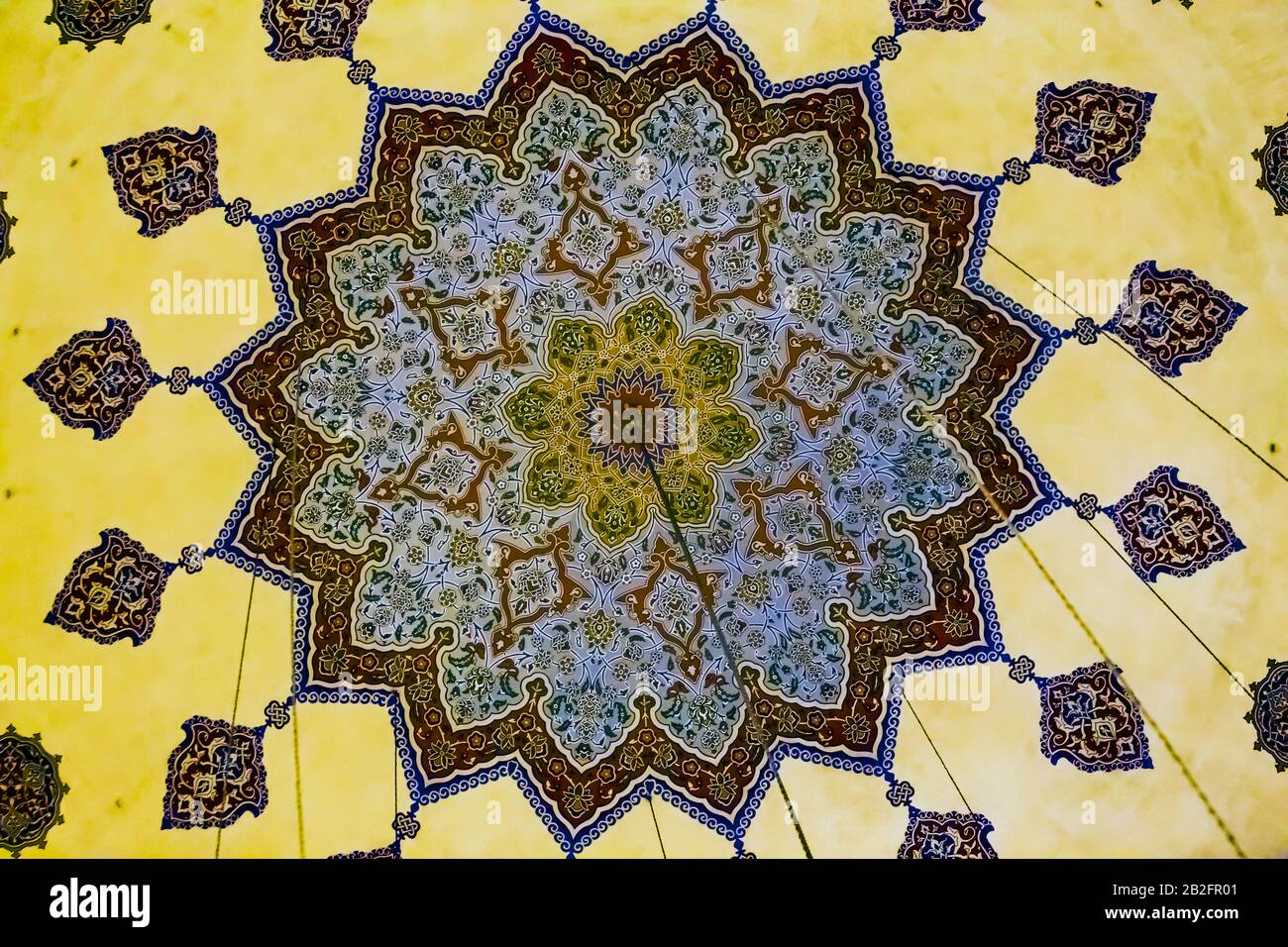 Primo piano della decorazione centrale della cupola di Ketendji Omer Pasha Moschea a Elmali, Antalya. Foto Stock