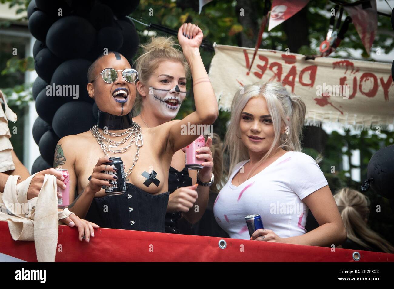 Copenhagen Pride Parade lungo le strade di Copenhagen nell'agosto 2019. Grande festa di strada e una celebrazione di diversità e colori. Foto Stock