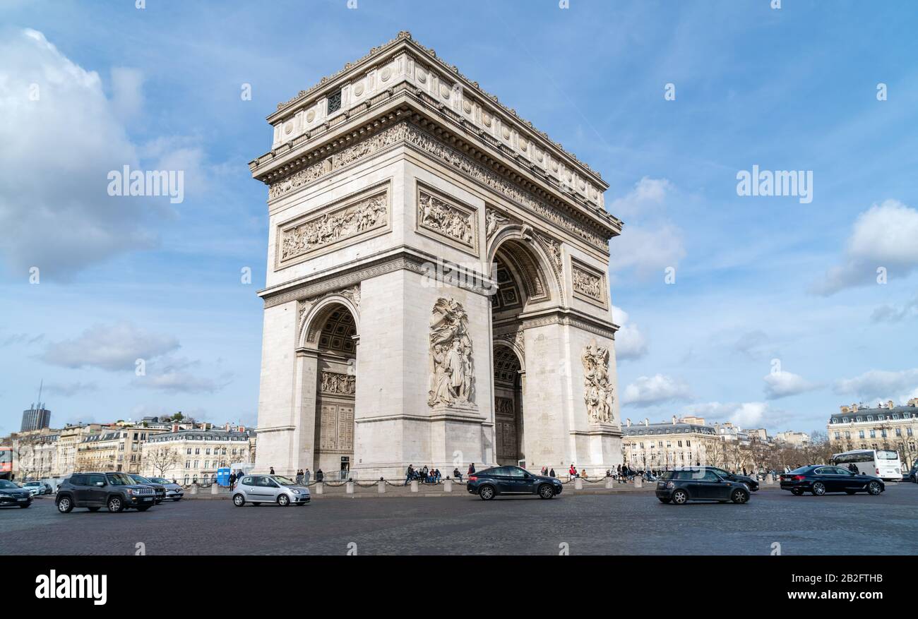 Arc de Triomphe in piazza Charles de Gaulle con traffico auto - Parigi Foto Stock