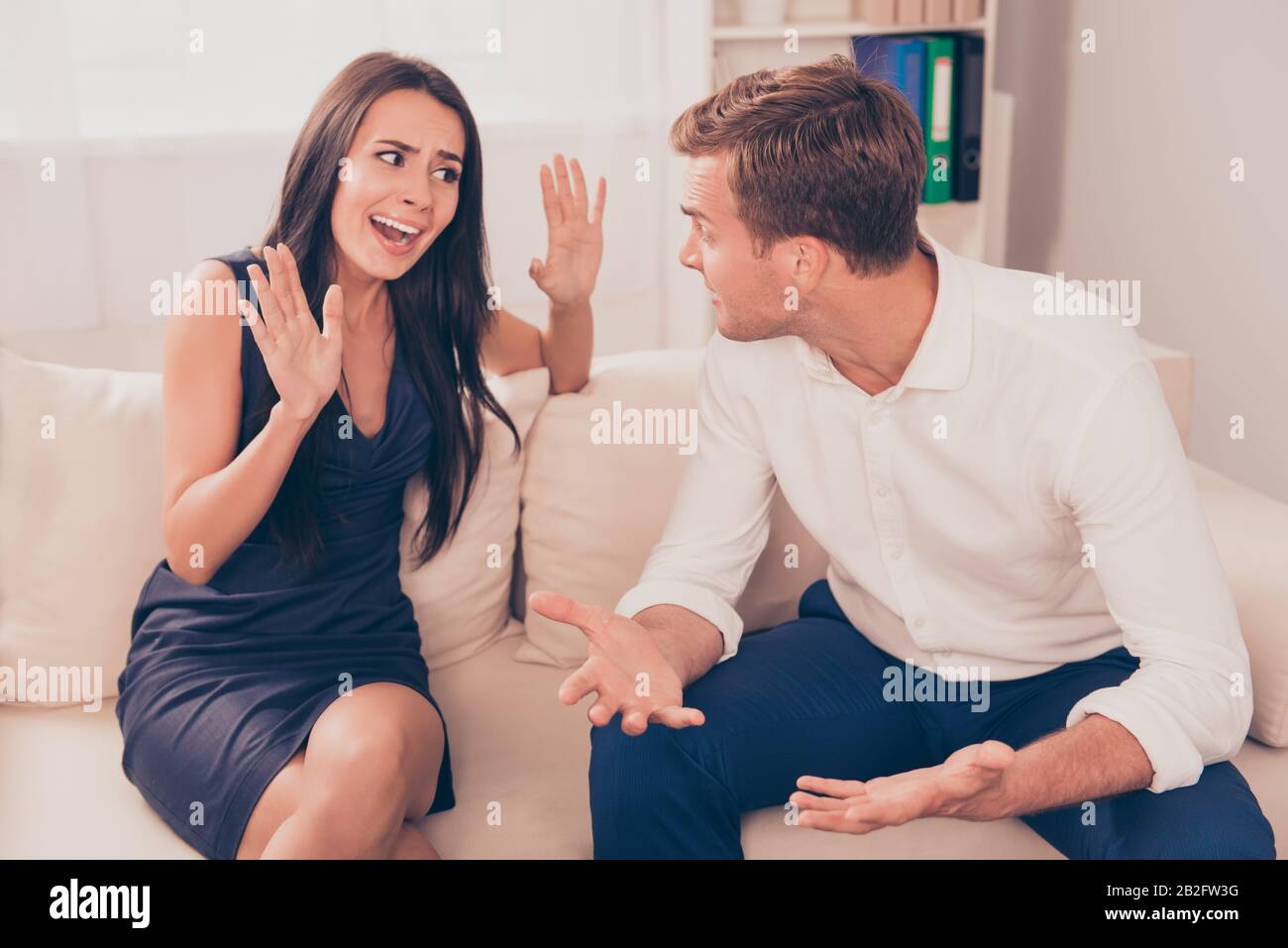 Due giovani amanti litigano a causa di disaccordi Foto Stock