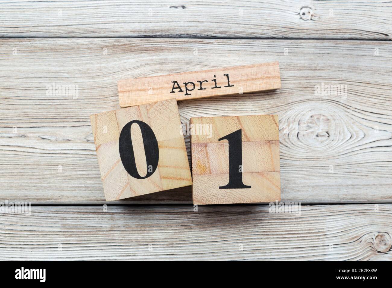 Aprile 1st. Immagine del 1 aprile calendario in legno su sfondo di legno. Giornata di primavera Foto Stock