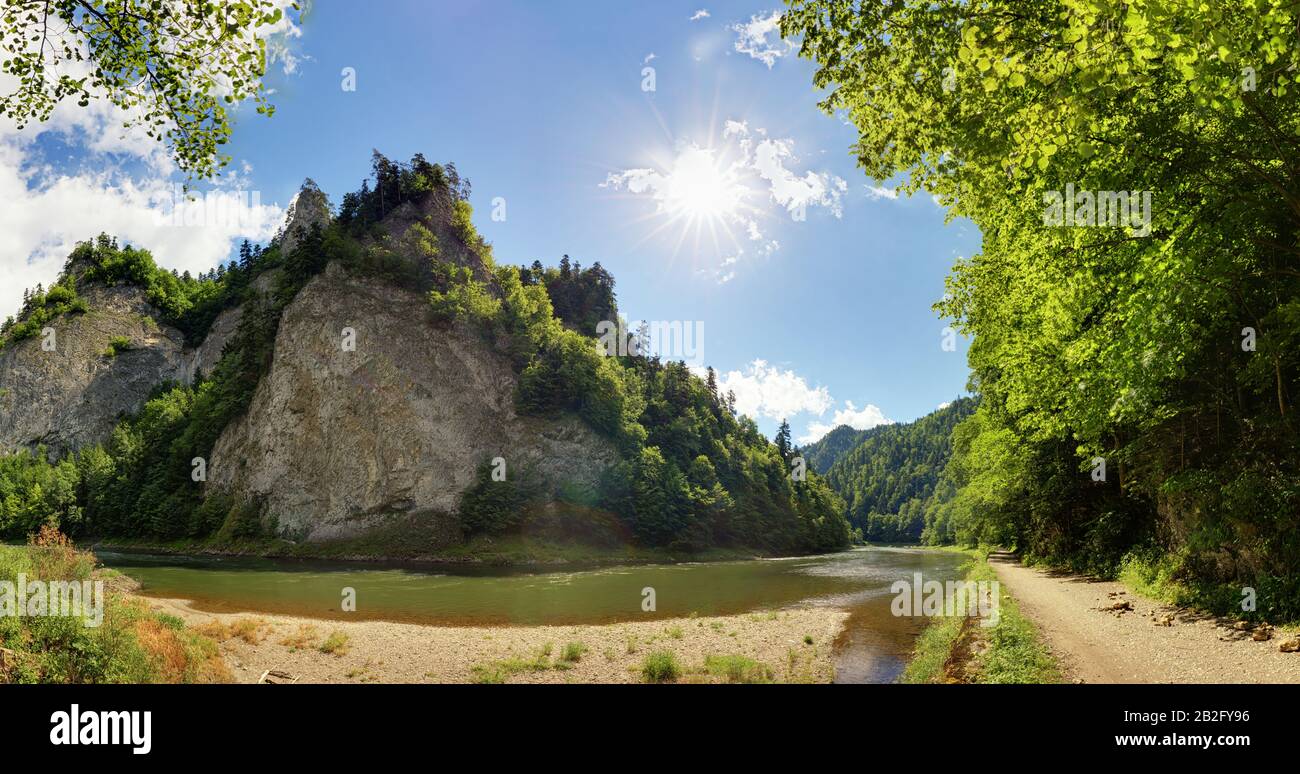 Panorama del fiume Pieniny con sole Foto Stock