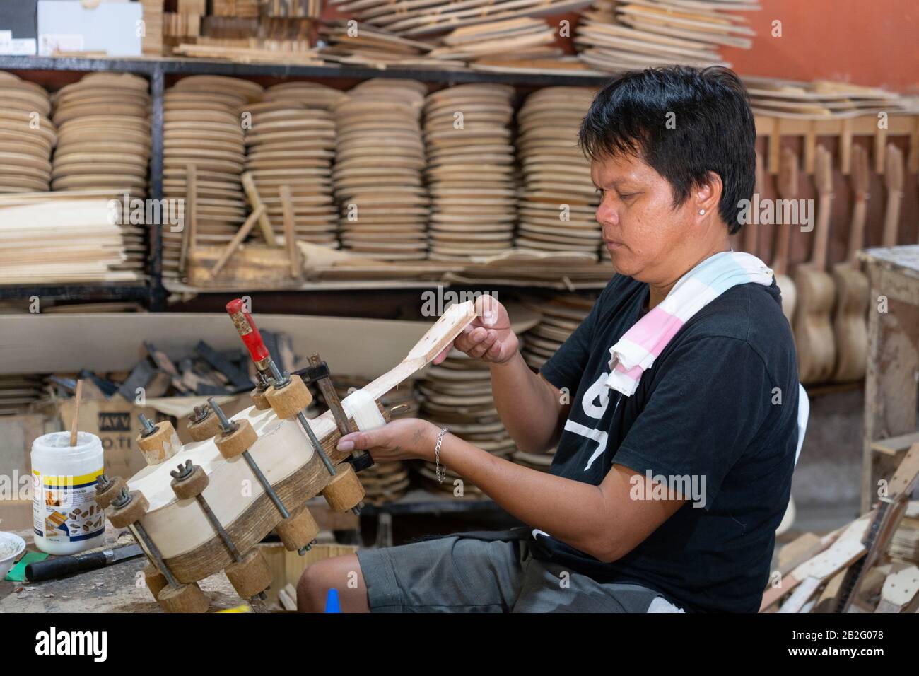 Una chitarra fatta a mano in una fabbrica di chitarra a Lapu lapu,Mactan,Cebu,Filippine Foto Stock