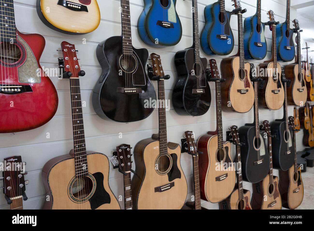 Chitarre fatte a mano in vendita presso una fabbrica di chitarra a Lapu lapu,Mactan,Cebu,Filippine Foto Stock