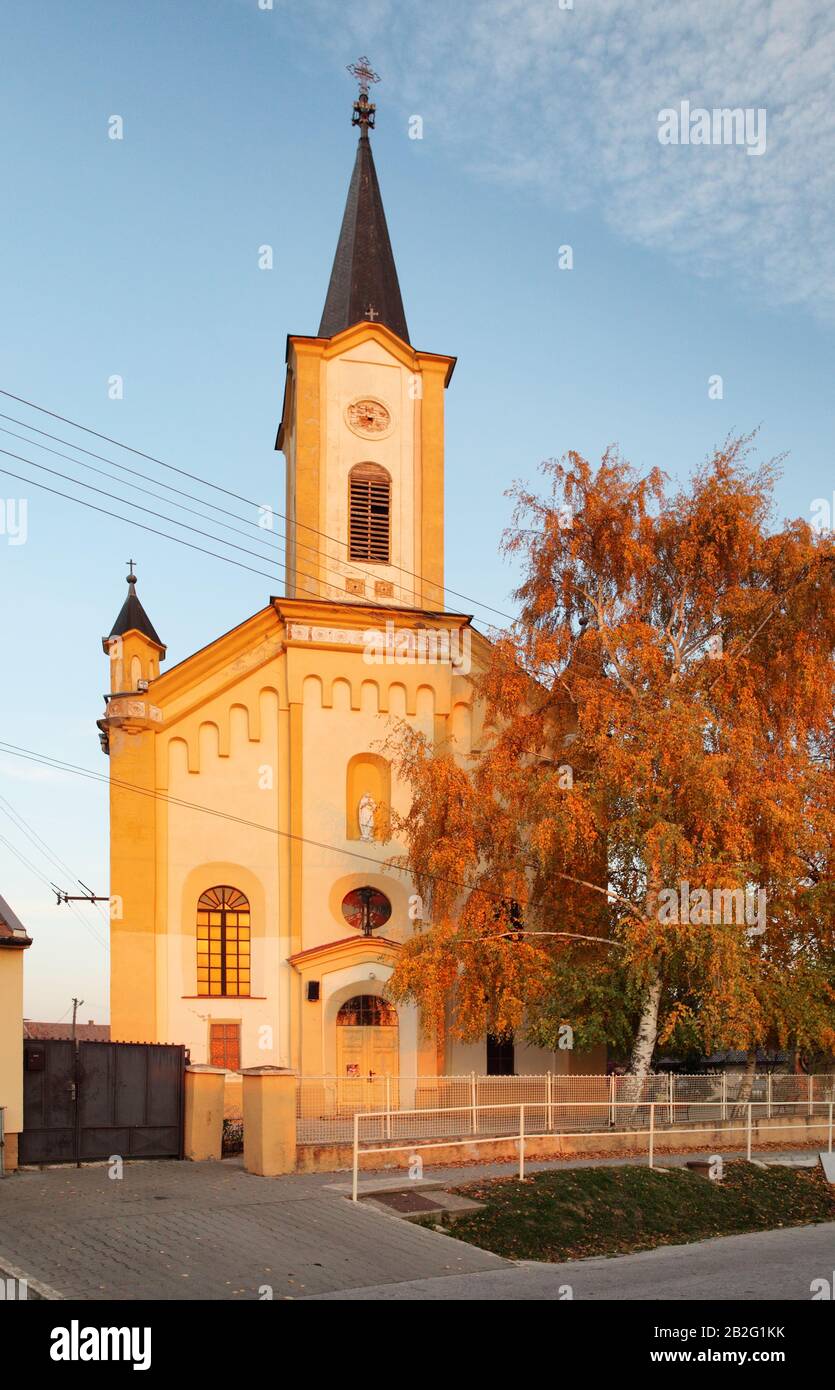 Chiesa in Slovacchia village Jablonec in autunno Foto Stock