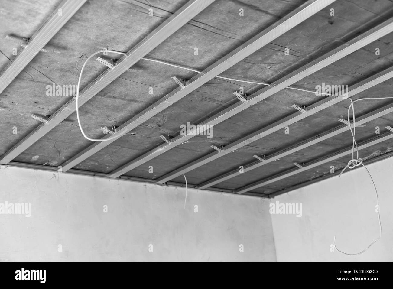 Struttura a soffitto in gesso. Struttura Del Soffitto sospeso di costruzione di cartongesso Foto Stock