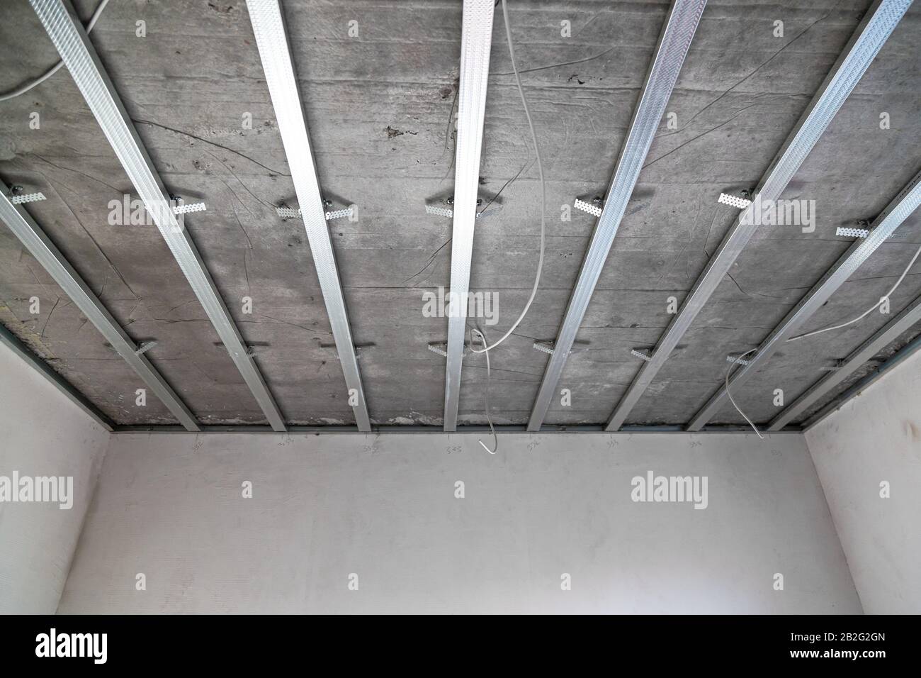 Struttura a soffitto in gesso. Struttura Del Soffitto sospeso di  costruzione di cartongesso su casa interna Foto stock - Alamy