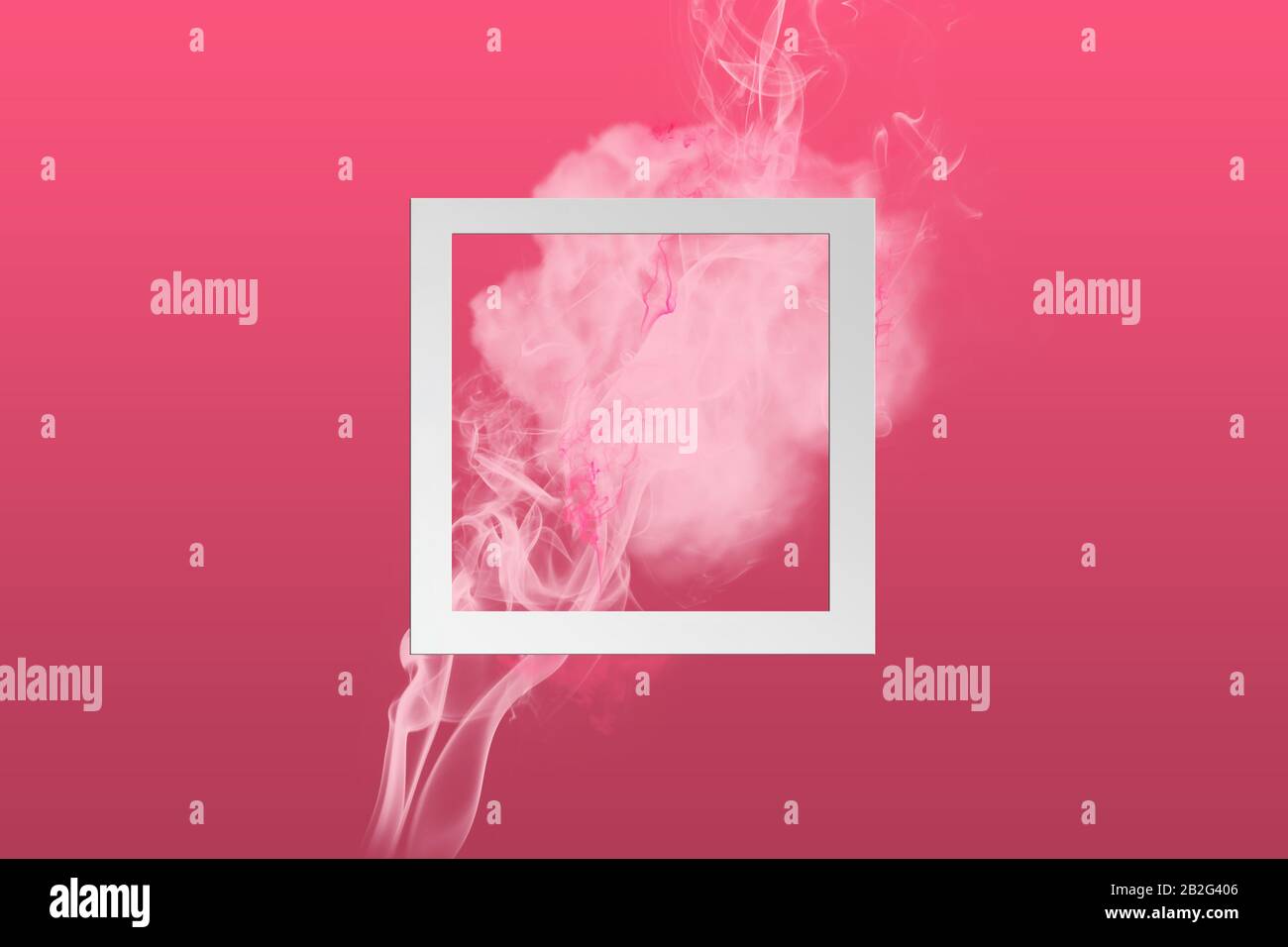 Astratto colore rosa tenue vernice fumo esplosione con sfondo magenta. Composizione creativa con spazio di copia Foto Stock